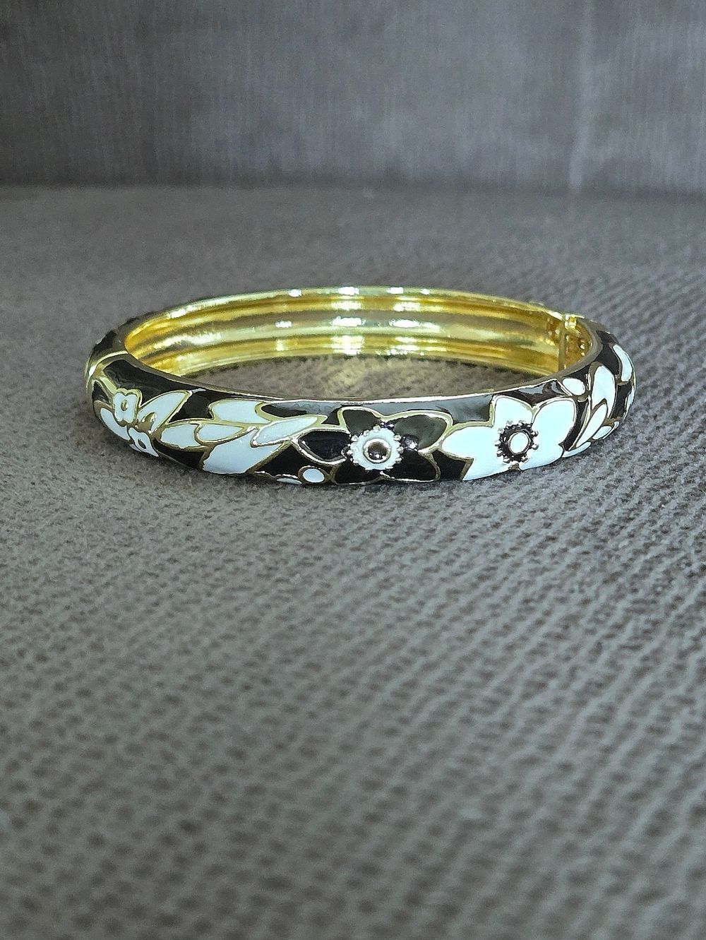 Cote d'Argent Black🖤 and White Floral💐 Enamel Hinged Bracelet - NWT